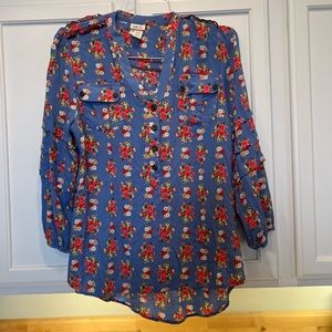 Lovely top for the spring! Minimal wear, excellent condition.